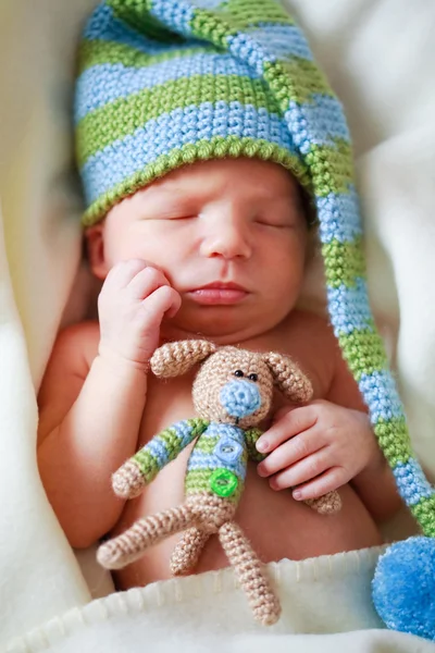 Adorabile neonato con orsacchiotto — Foto Stock