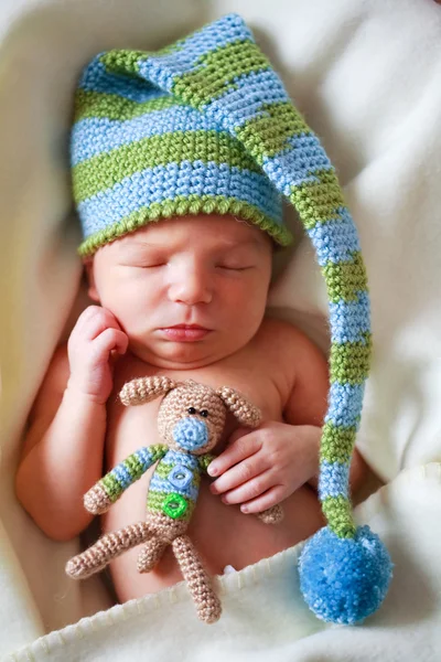 Rozkošný novorozeně s teddy — Stock fotografie