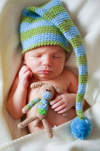 Очаровательный новорожденный ребенок с Тедди — стоковое фото