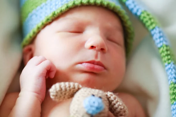 Adorable bebé recién nacido con peluche — Foto de Stock