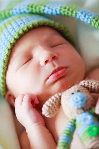 Adorable bebé recién nacido con peluche — Foto de Stock