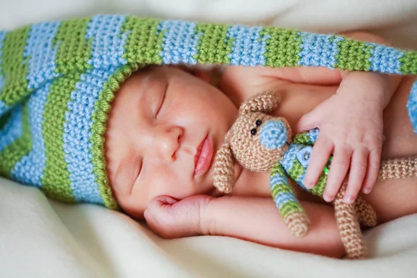Bebê recém-nascido adorável com pelúcia — Fotografia de Stock