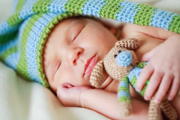 Rozkošný novorozeně s teddy — Stock fotografie