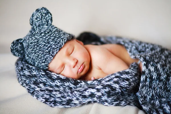 Adorable bebé recién nacido en un sombrero Fotos de stock libres de derechos