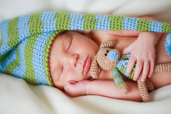 Entzückendes Neugeborenes mit Teddy Stockfoto