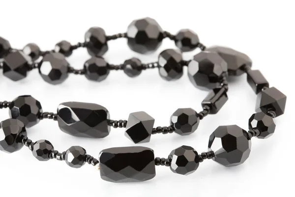 Schwarze Perlen auf weiß — Stockfoto