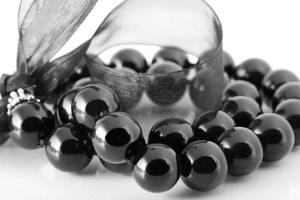 Beyaz üzerine siyah boncuklar — Stok fotoğraf