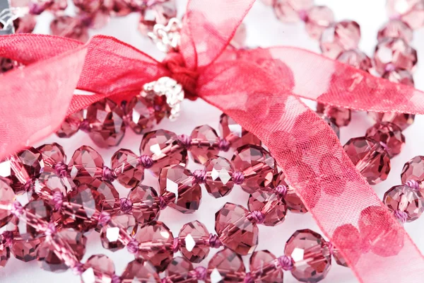 Růžové korálky na bílém pozadí — Stock fotografie