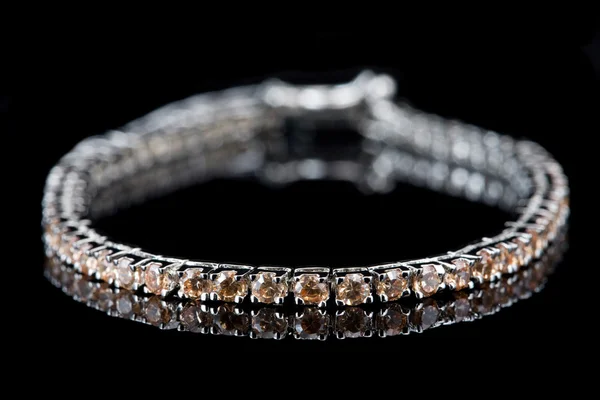 Armband med diamanter på svart — Stockfoto
