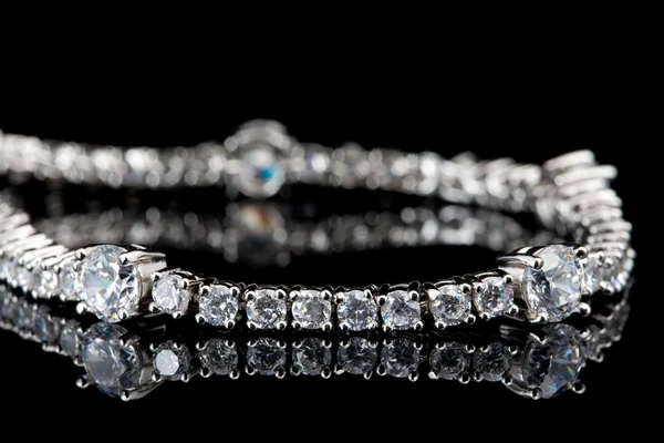 Armband mit Diamanten auf schwarz — Stockfoto
