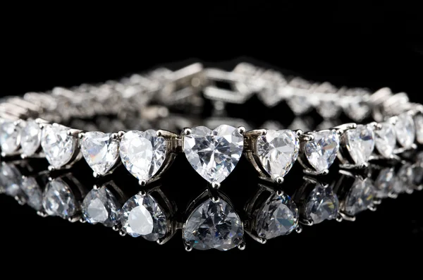 Náramek s diamanty na černém pozadí — Stock fotografie