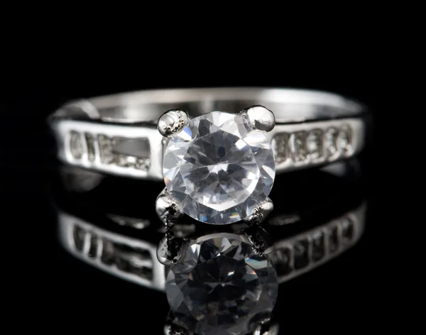 Stříbrný prsten s diamantem — Stock fotografie
