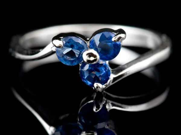 Stříbrný prsten s diamantem — Stock fotografie