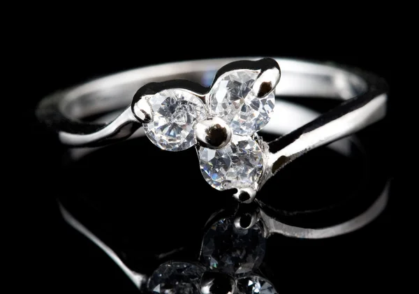 Srebrny pierścionek z diamentów — Zdjęcie stockowe
