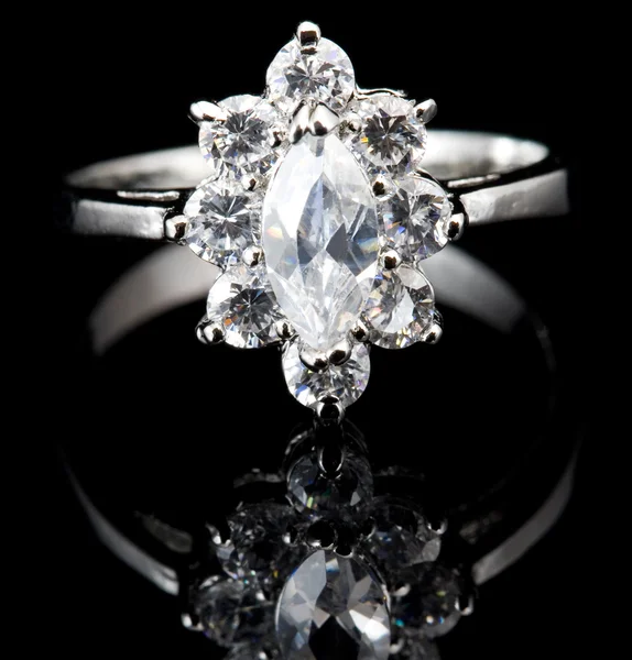 Anel de prata com diamante — Fotografia de Stock