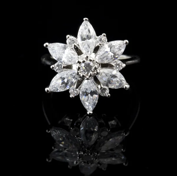 Серебряное кольцо с алмазом — стоковое фото
