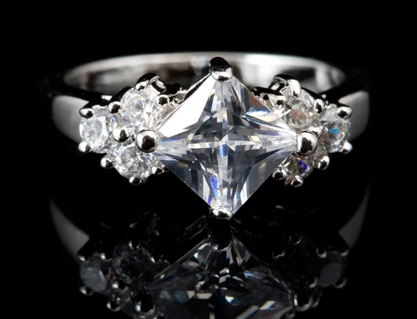 Anel de prata com diamante — Fotografia de Stock