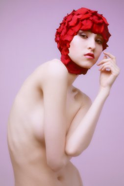 gül yaprakları ile güzel kız