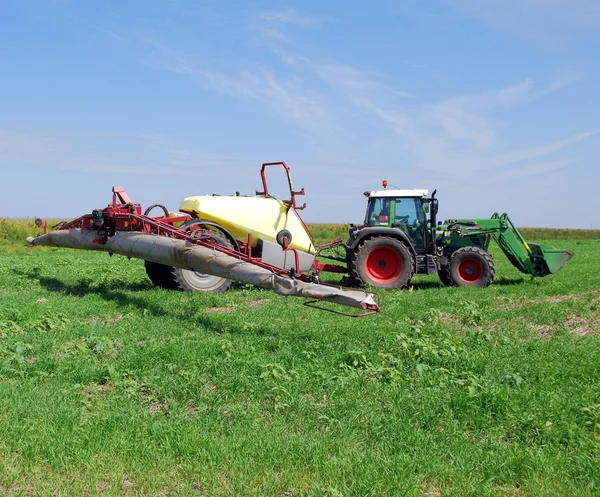 Tractor con pulverizador en el campo — Foto de Stock