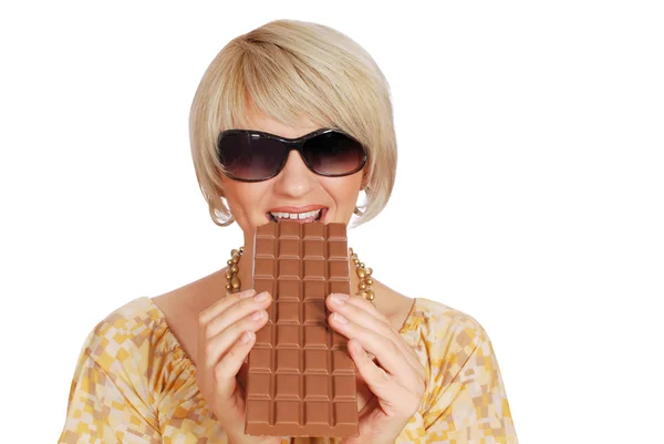 Kvinne spiser stor sjokolade – stockfoto