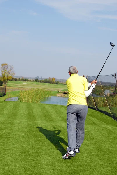 Golf oyuncusu topa vurmak — Stok fotoğraf