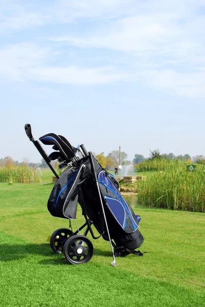 Cena de golfe com saco e clube de golfe — Fotografia de Stock