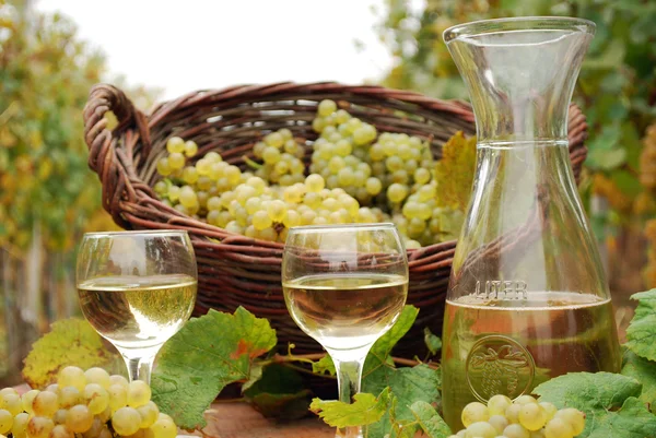 Escena de otoño con vino blanco y uva —  Fotos de Stock