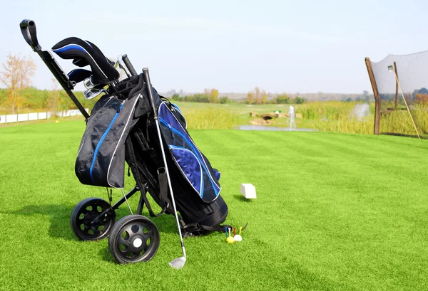 Campo de golfe com saco de golfe azul — Fotografia de Stock