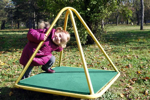 Kleines Mädchen auf Spielplatz im Park — Stockfoto