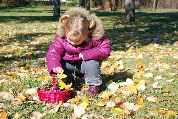 Mała dziewczynka w parku — Zdjęcie stockowe