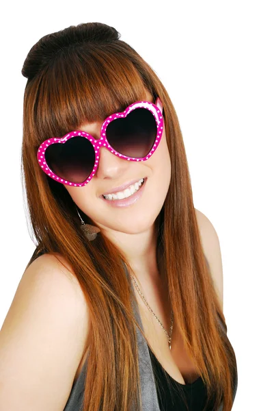 Glückliches Teenager-Mädchen mit Herzsonnenbrille — Stockfoto