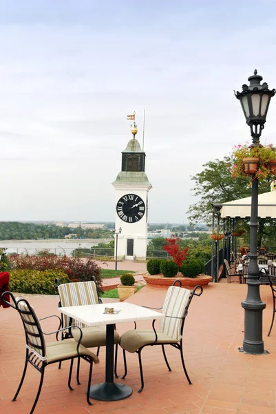 Reloj torre en el casco antiguo de Serbia Petrovaradin — Foto de Stock