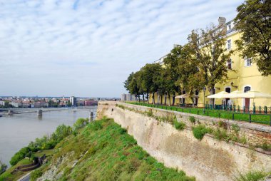 novi sad Sırbistan kasabada petrovaradin kale üzerinden görüntülemek