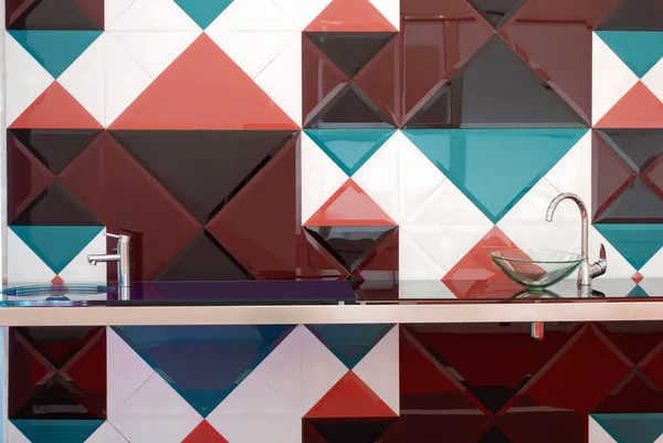 Keuken met kleurrijke tegels muur — Stockfoto