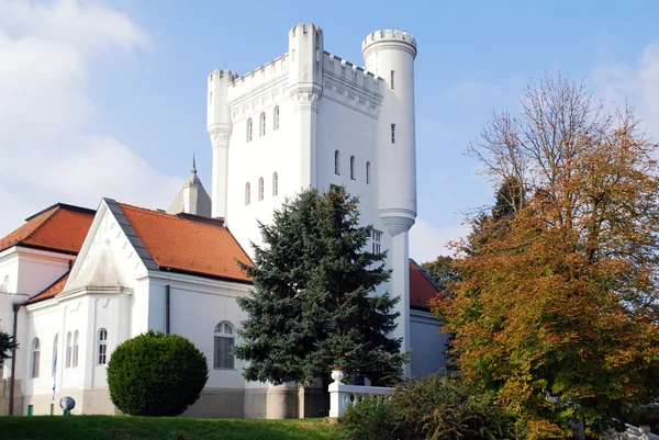Biały zamek z wieżą — Zdjęcie stockowe