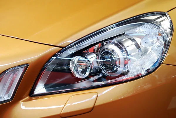 Carro luz dianteira — Fotografia de Stock
