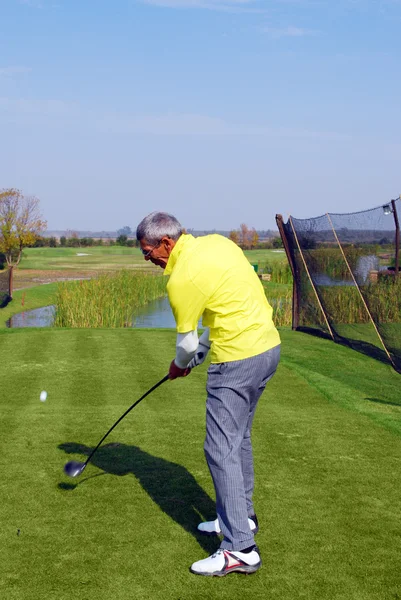 Jogador de golfe bateu bola — Fotografia de Stock