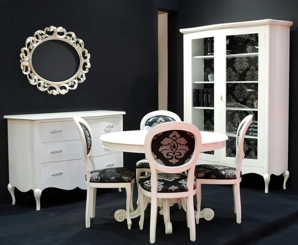 Белые стулья и мебель для стола — стоковое фото