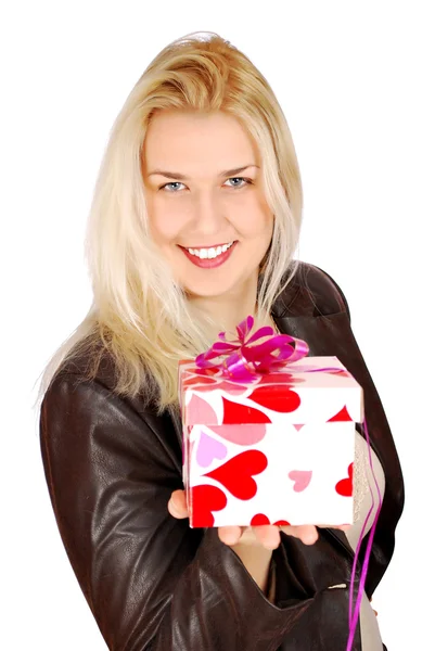 Mooie vrouw met cadeau voor Valentijnskaart — Stockfoto