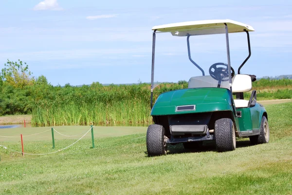 緑の芝生のフィールドでゴルフ バギー — ストック写真