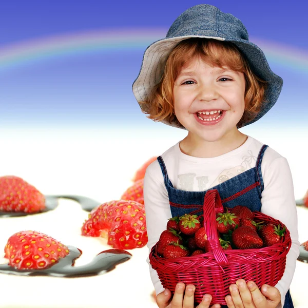 Ευτυχισμένη κοριτσάκι με φράουλες — Φωτογραφία Αρχείου