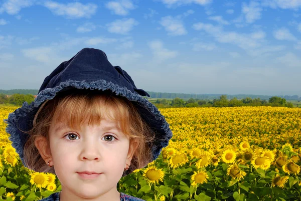Kleines Mädchenporträt Mit Sonnenblumenfeld Dahinter — Stockfoto
