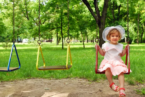 Gelukkig klein meisje op swing — Stockfoto