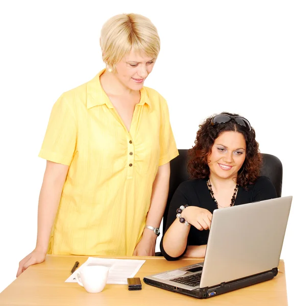 Mulheres Assistem Algo Divertido Laptop — Fotografia de Stock
