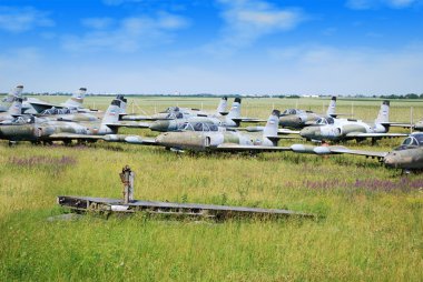 eski askeri savaş uçağı uçak mezarlığı