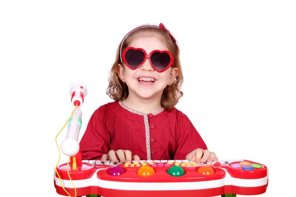 Fröhliches Kleines Mädchen Mit Sonnenbrille Spielt Musik — Stockfoto