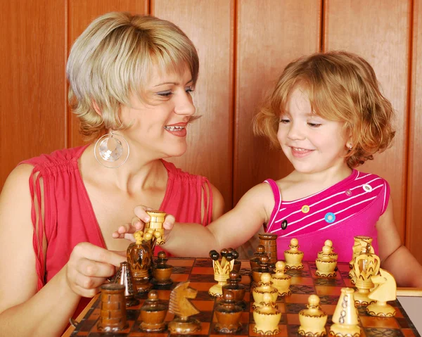 Mãe e filha jogam xadrez — Fotografia de Stock