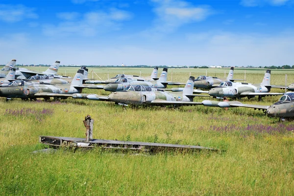 旧军事战斗机飞机墓地 — 图库照片