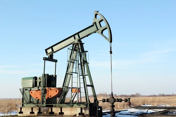 Pompa-jack ile petrol sahası — Stok fotoğraf