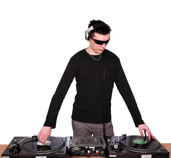 DJ με γυαλιά ηλίου παίζουν μουσική — Φωτογραφία Αρχείου